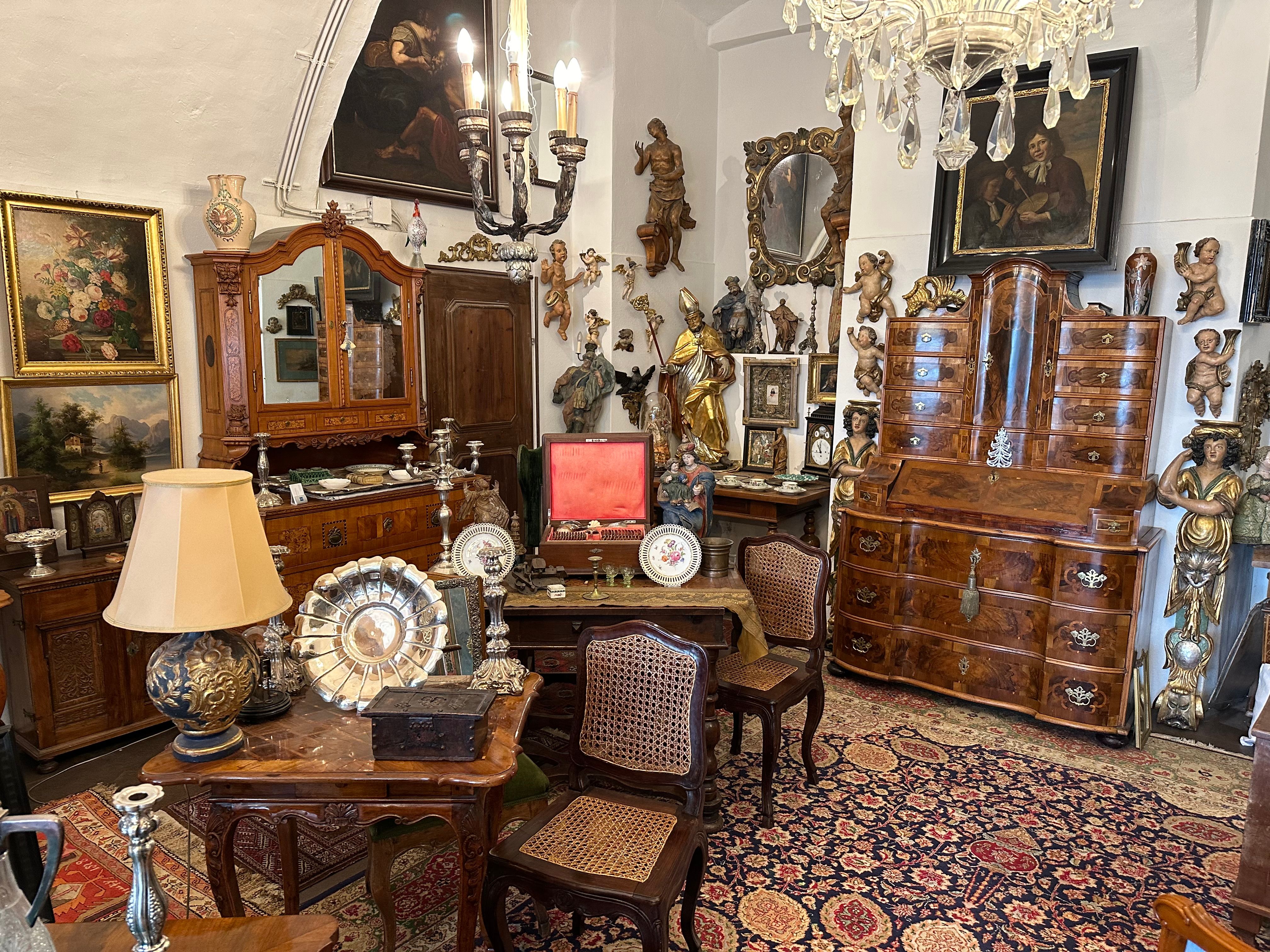 Antiquitäten Edler Shop Ein Foto von diversen Möbeln und Gegenständen, welche in der Singerstraße im 1. Bezirk in Wien ausgestellt sind